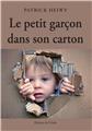 LE PETIT GARÇON DANS SON CARTON  