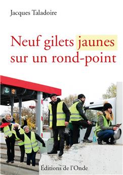 NEUF GILETS JAUNES SUR UN ROND-POINT