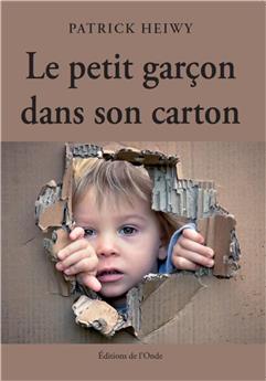 LE PETIT GARÇON DANS SON CARTON